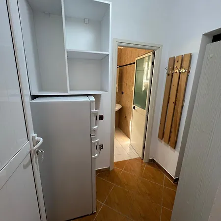 Apartment Fatos 2 -apartments Near The