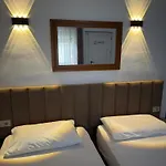 Roel 2 -apartments فلورا