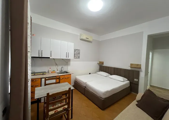 Roel 2 -apartments فلورا